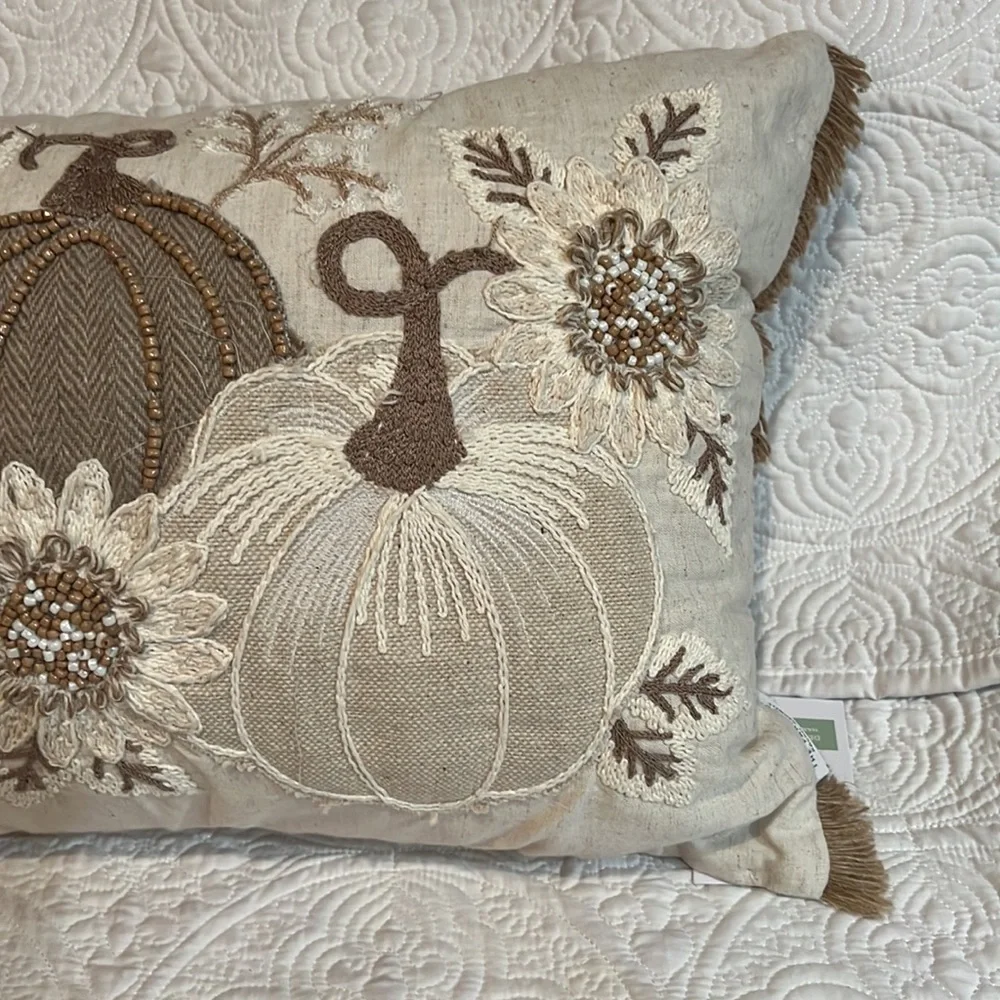 The Farmhouse Rachel Ashwell decorative‎ pillow, NWT